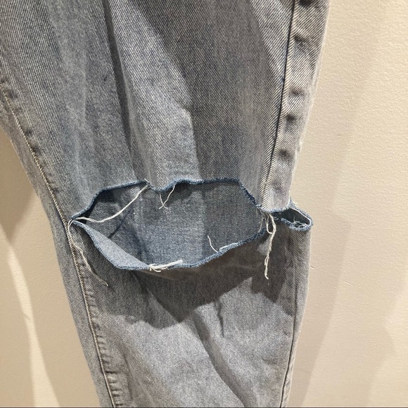 PRETTY LITTLE THING Sz 16 High Rise Light Blue Wash Slashed Knee Jeans NWT - Picture 2 of 10